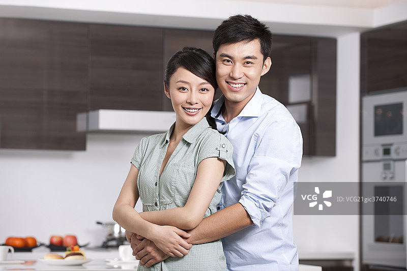 青年夫妇在厨房图片素材