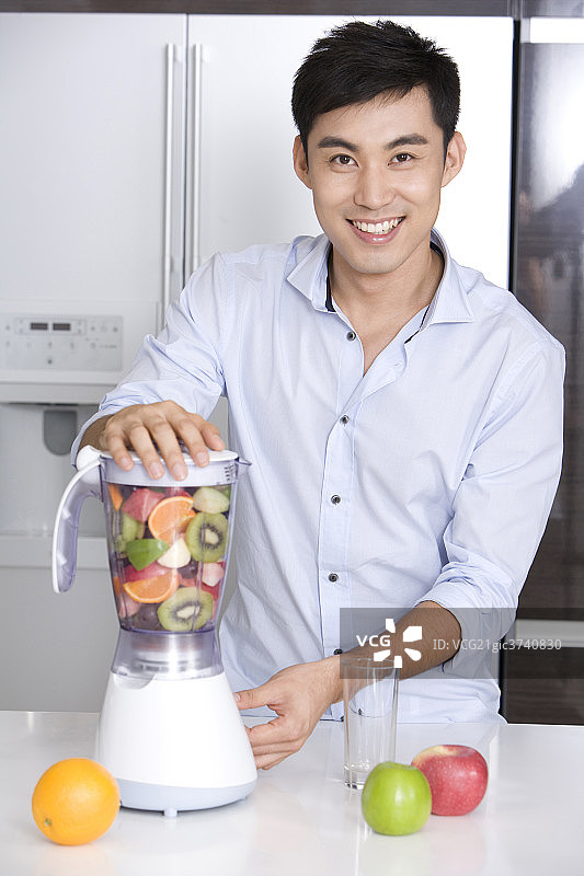 青年男子在厨房图片素材