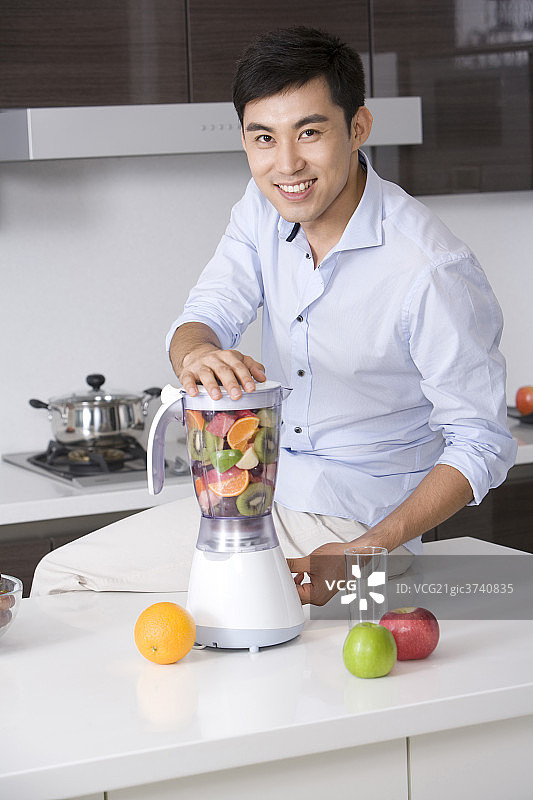 青年男子在厨房图片素材