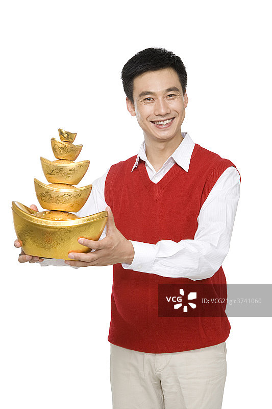 青年男子手捧元宝图片素材