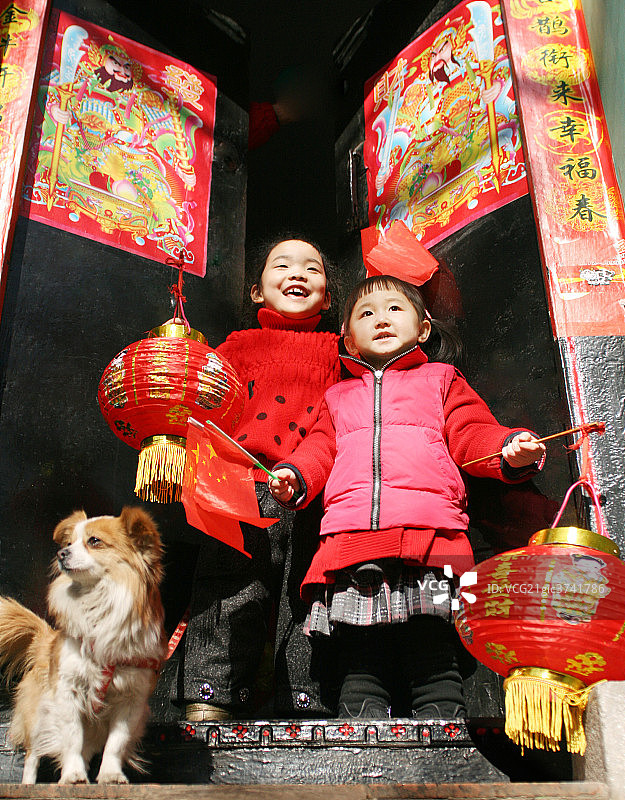 东方儿童手拿灯笼图片素材