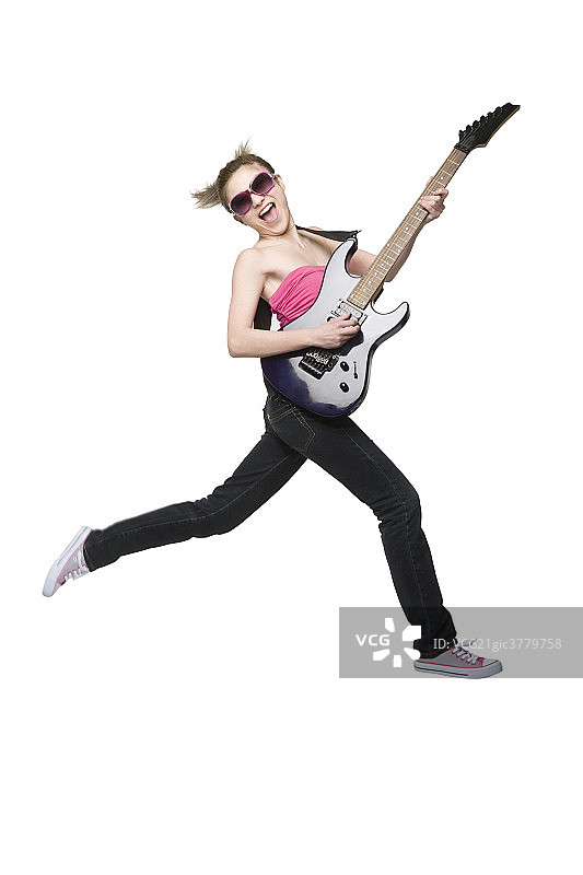 充满活力的年轻人弹吉他图片素材