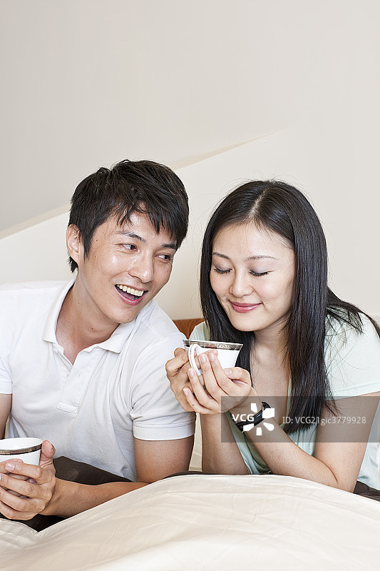 年轻夫妇在喝咖啡图片素材
