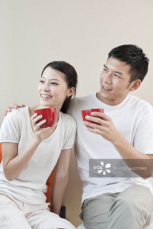 年轻夫妇在喝咖啡图片素材
