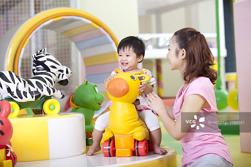 母女在亲子中心玩耍图片素材