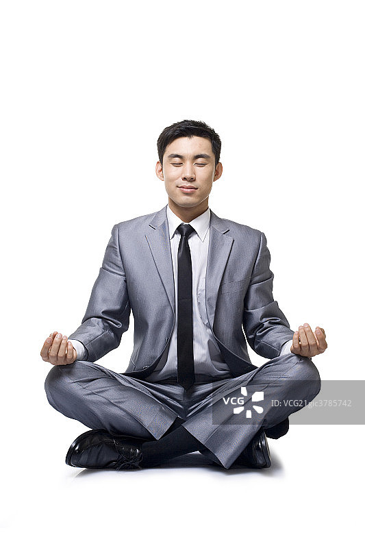 商务男士做瑜伽图片素材