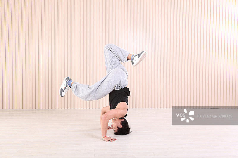 跳街舞的男孩图片素材