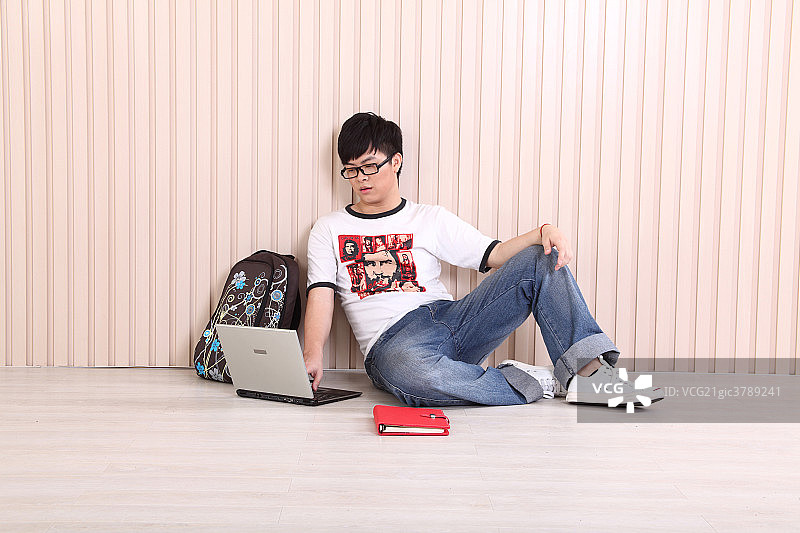 忧郁的男生图片素材