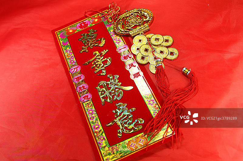 红色的挂件与对联图片素材