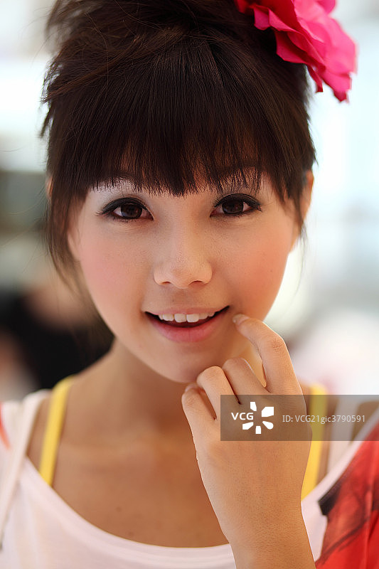 在商场内的亚洲女人图片素材