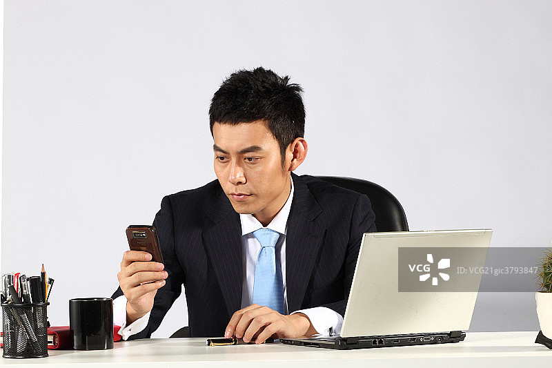 坐在办公桌前的商务男士图片素材