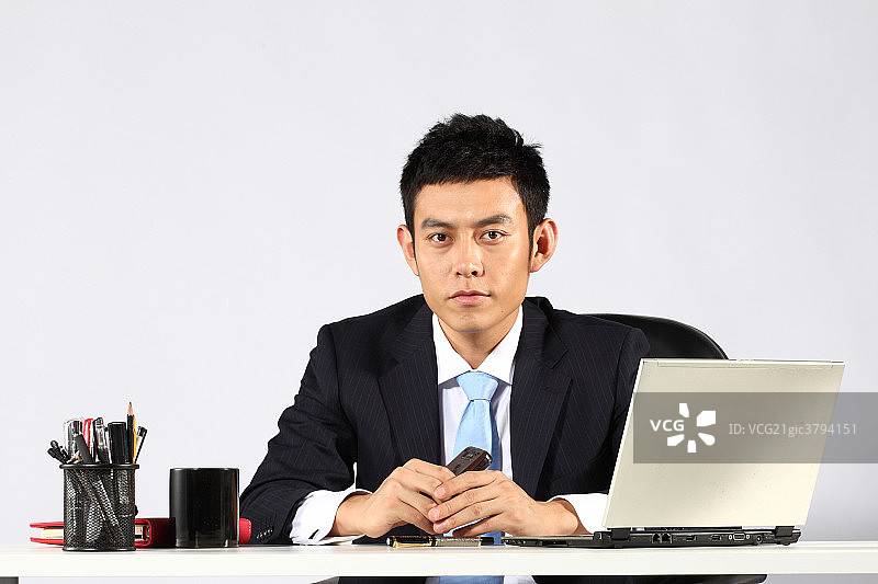 坐在办公桌前的商务男士图片素材