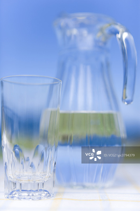 水罐和玻璃杯特写图片素材