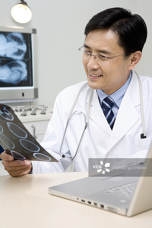 医生看片子研究病情图片素材