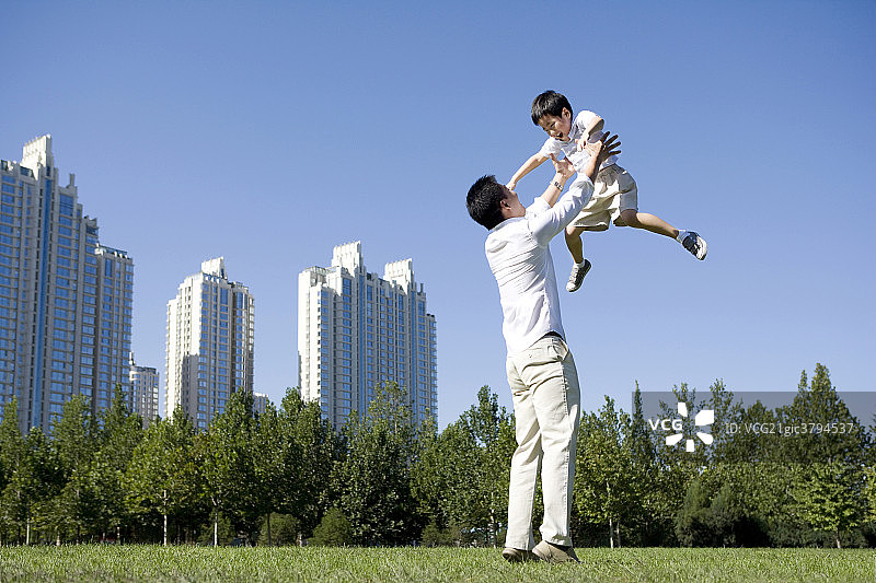 父亲和儿子一起嬉戏图片素材