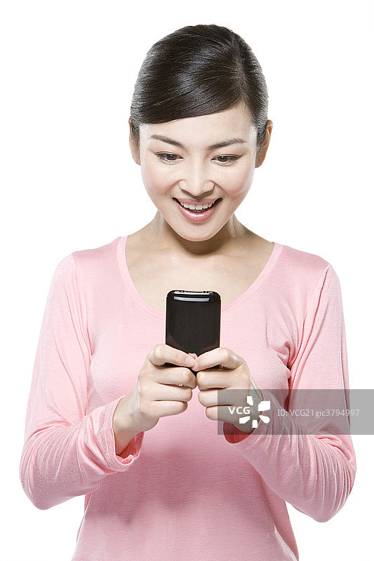 青年女子看手机图片素材