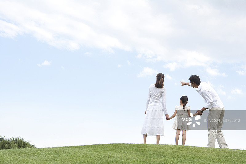 一家三口在草地上嬉戏图片素材