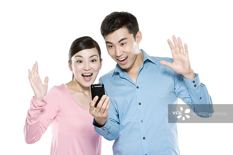 年轻情侣看手机图片素材