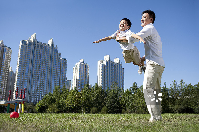 父亲和儿子一起嬉戏图片素材