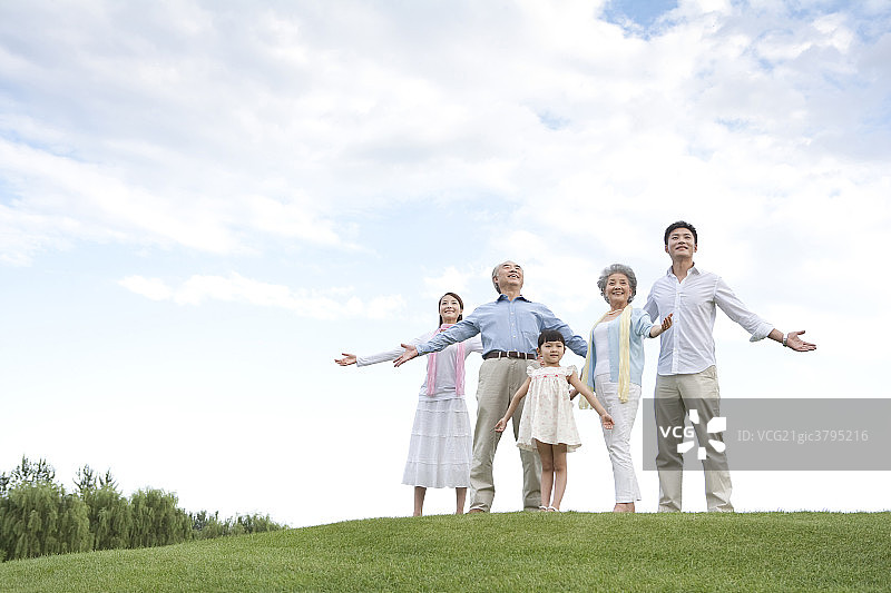 一家五口在草地上图片素材