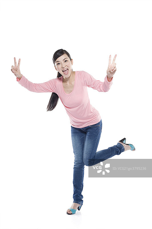 年轻女子跳跃图片素材