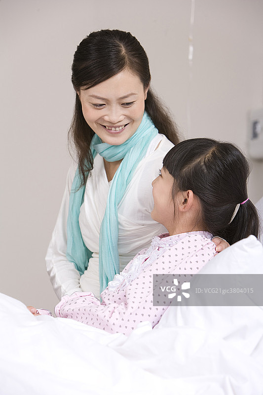 妈妈照顾生病的女儿图片素材