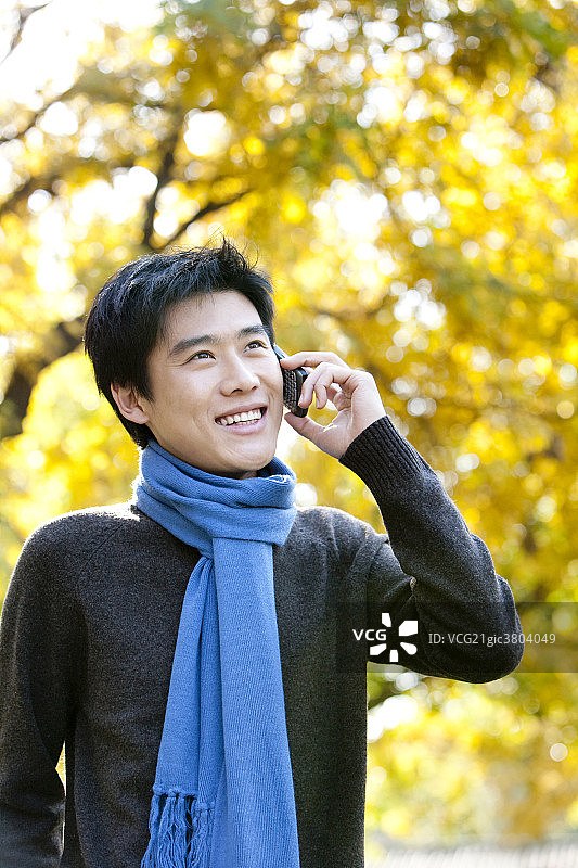 青年男子打电话图片素材