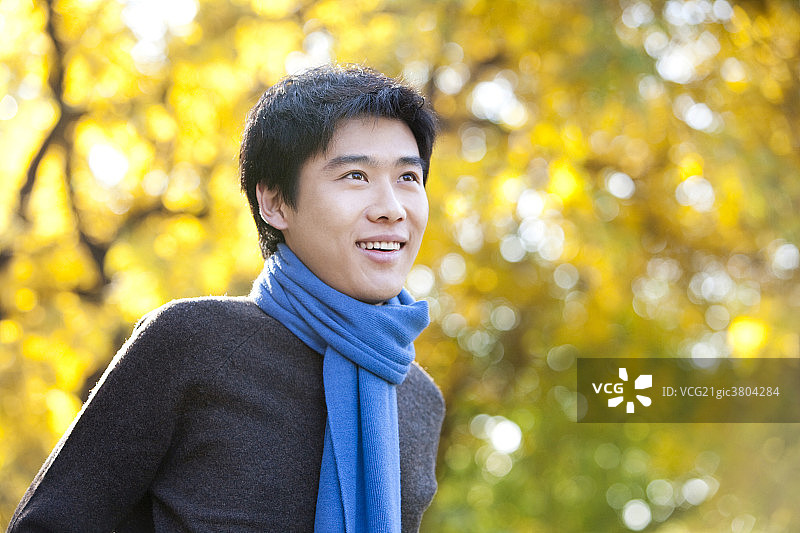 秋日里的青年男子图片素材