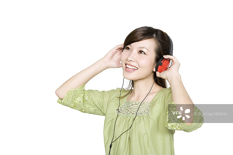 年轻女性听耳机图片素材