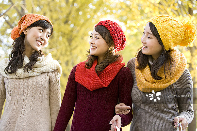 青年女子在秋日午后树林里图片素材