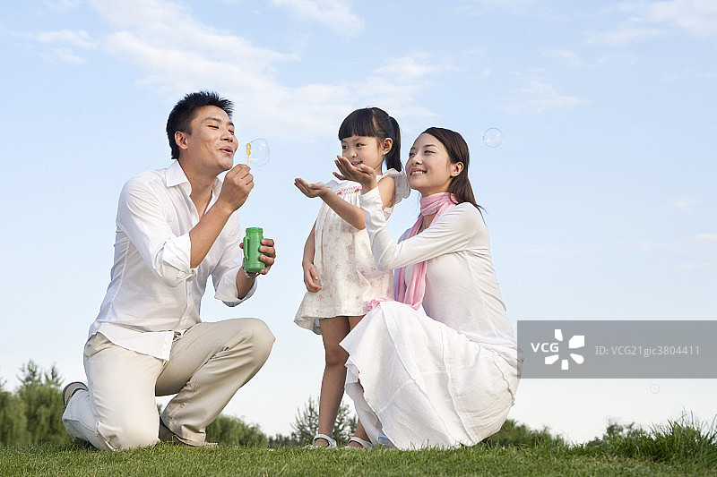 一家三口在一起嬉戏图片素材