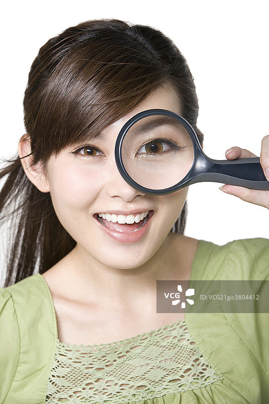 年轻女性用放大镜图片素材