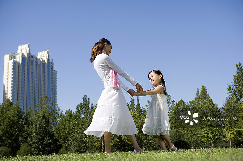 母女在一起嬉戏图片素材