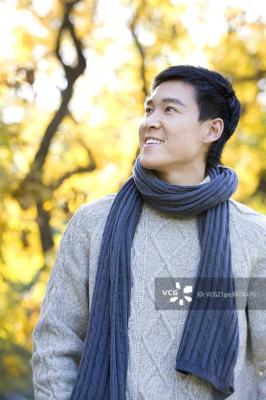 秋日里的青年男子图片素材