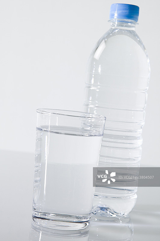 水瓶和杯子图片素材