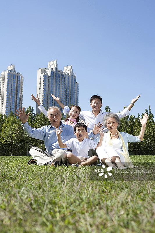 全家人在草地上图片素材