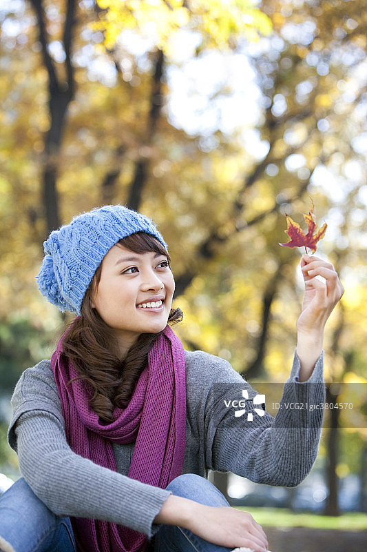 青年女子在秋日午后树林里图片素材