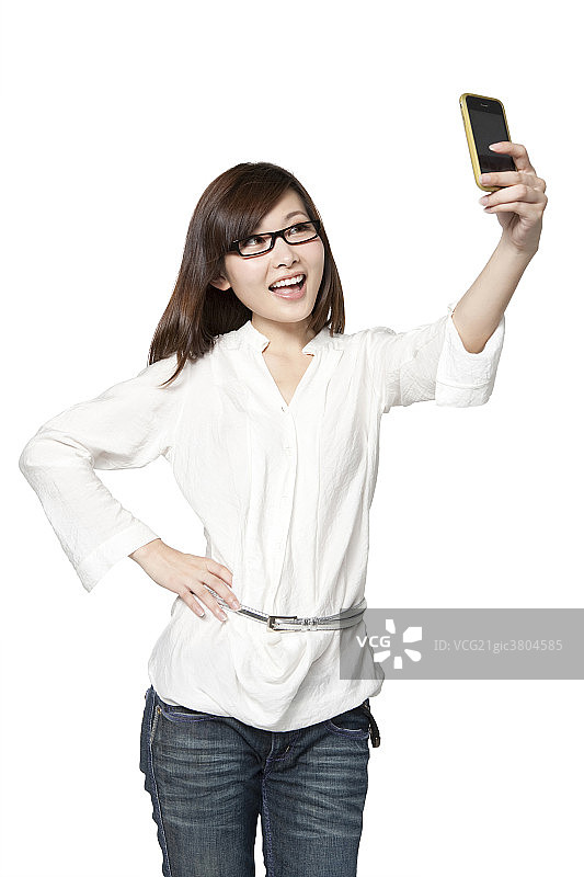 年轻女性用手机拍照图片素材