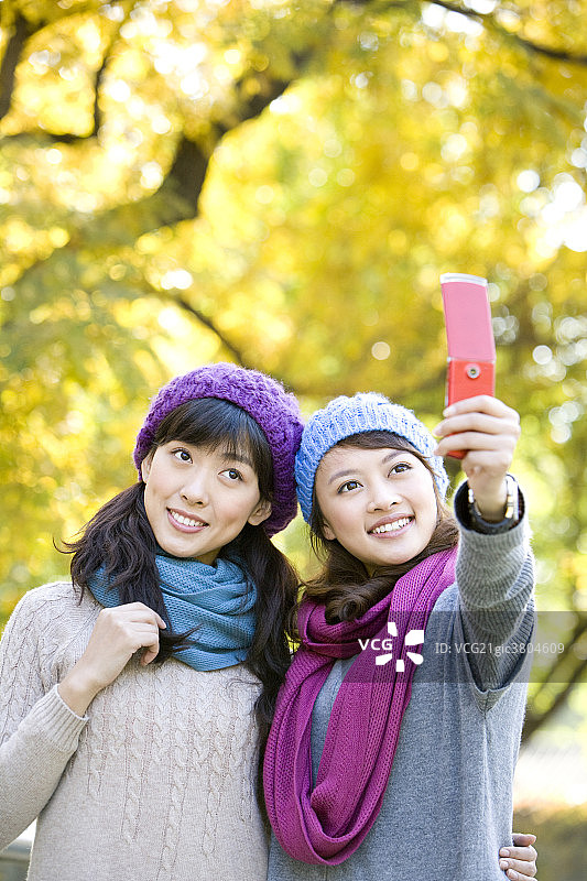 青年女子用手机自拍图片素材