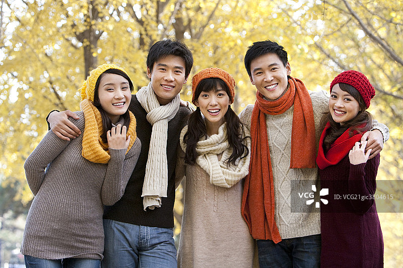 年轻人在秋日午后树林图片素材