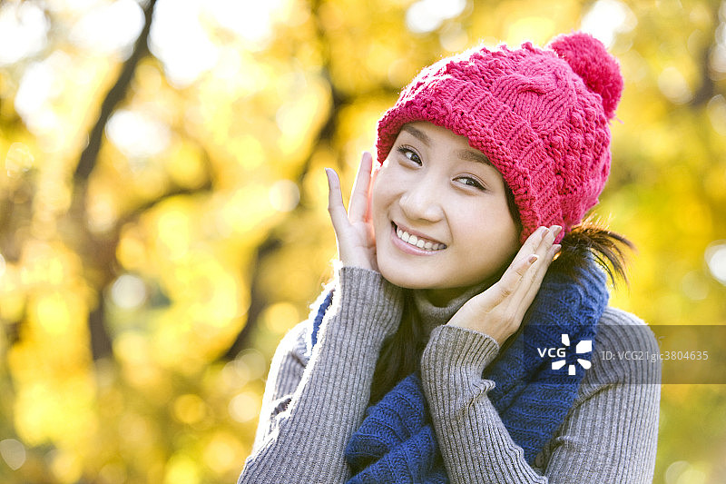 秋日里的青年女子图片素材