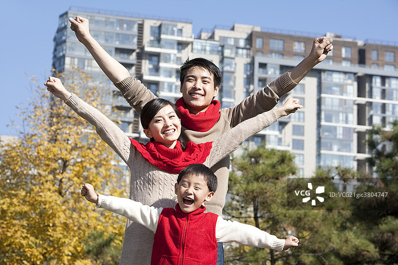 一家三口和美好家园图片素材