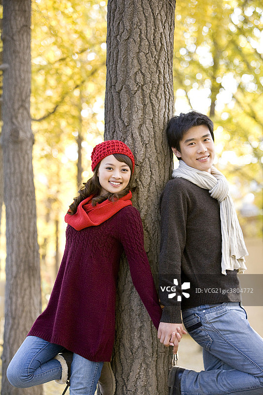 年轻人在秋日午后树林图片素材