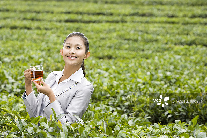 商务女士在茶园喝茶图片素材