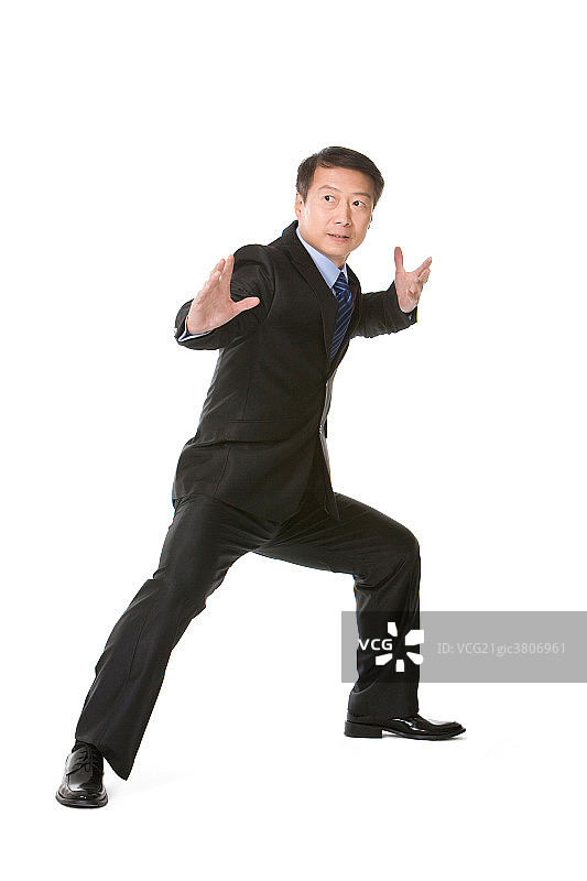 中年商务男士练习功夫图片素材