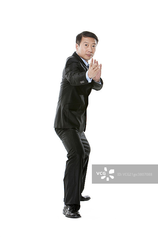 中年商务男士练习功夫图片素材