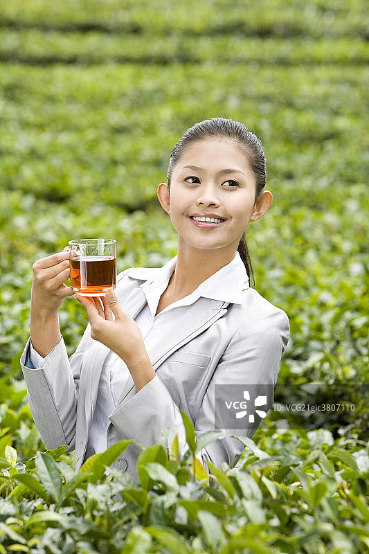 商务女士在茶园喝茶图片素材