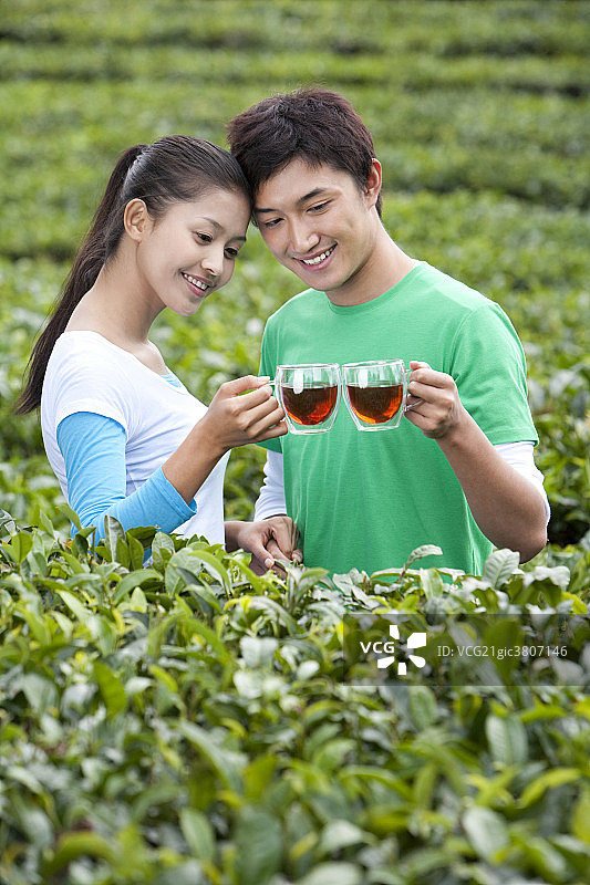 青年男女在茶园喝茶图片素材
