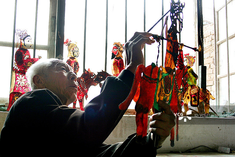 东方人制造皮影图片素材