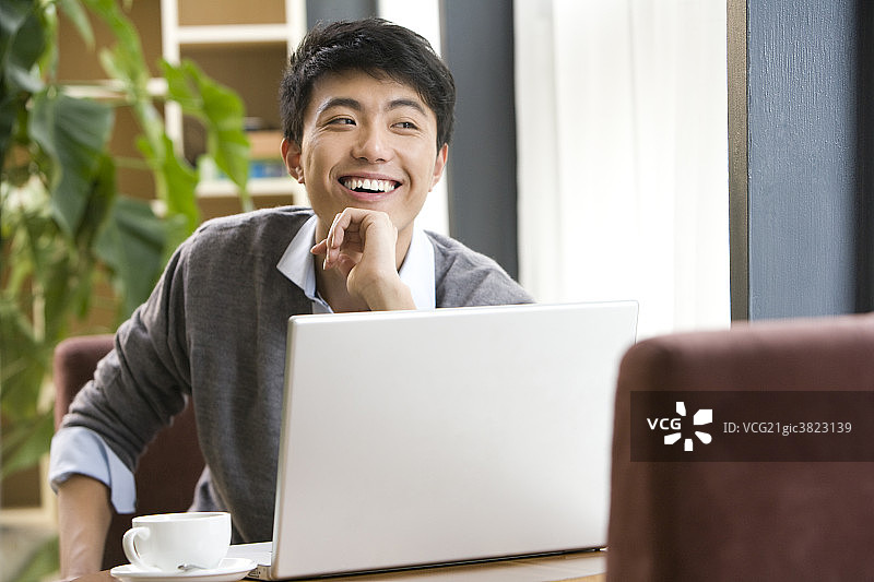 青年男子在书吧用电脑图片素材